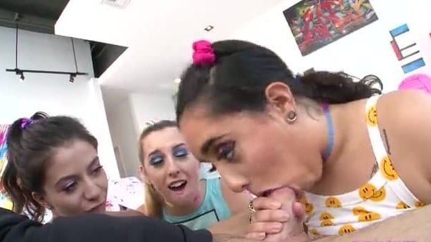 Melody Parker & Natalie Brooks, Sophia Moon - Melody, Natalie And Sofia Put Their Mouths To Work (25 08 2018)
